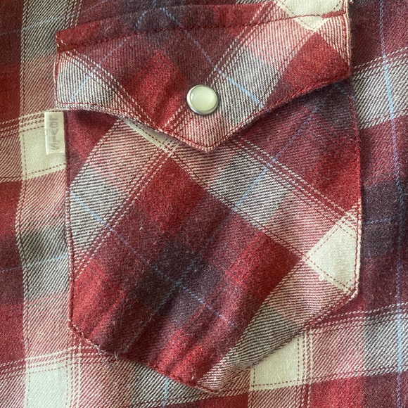 Women’s Levi’s button shirt - Picture 6 of 7